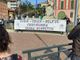 &quot;Gusme + Covid + Selfie propaganda senza rispetto&quot;, striscione di Forza Nuova di fronte al Municipio di Arona