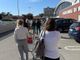 Coda e lunghe attese di fronte al supermercato Esselunga per fare la spesa