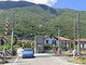 Abbatte le sbarre del passaggio a livello e fugge