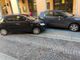 Auto va a  sbattere contro tre auto parcheggiate