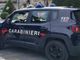 Si sdraia in mezzo alla strada, poi va al bar e insulta i carabinieri intervenuti