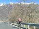 Un ciclista sulla superstrada tra Ornavasso e Mergozzo