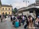 Ferrovia interrotta e strade in pessime condizioni: l’impresa dei viaggiatori tra Domodossola e Milano FOTO
