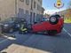 Incidente a Casale Corte Cerro, auto si ribalta e danneggia una tubatura del gas