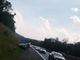 Incidente in autostrada, auto si ribalta in mezzo alla carreggiata