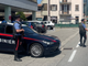 Danneggiano le auto in sosta, uno dei tre vandali aggredisce i carabinieri: arrestato