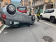 Auto si ribalta in via Mazzini Auto si ribalta in via Mazzini