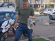 Promessa mantenuta: il sindaco Morandi libera pesci rossi nella fontana di Piazza Resistenza VIDEO