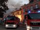 Tetto in fiamme all'alba a Suna