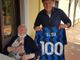 Consegnata la maglia con le firme dell'Inter per i 100 anni di nonna Elsa