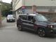 Ubriaco fa il bagno nudo e mostra i genitali ai passanti, i Carabinieri lo salvano dal linciaggio
