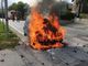 Auto prende fuoco mentre è in marcia: attimi di paura a Bieno