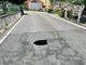 Una voragine sulla strada a Cireggio: chiusa via Matteotti FOTO