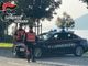 Graffia una Tesla in pieno giorno, denunciato un uomo che dovrà risarcire un danno di 3.500 euro