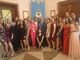 Al Ballo delle Debuttanti con le scarpe rosse per simboleggiare la lotta contro il femminicidio