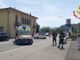 Scontro tra due auto di fronte alla biblioteca