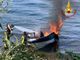 Motoscafo in fiamme davanti a Stresa. VIDEO