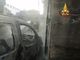 Auto parcheggiata prende fuoco all'improvviso