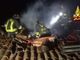 Fiamme sul tetto di una casa a Cannobio