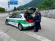 Fermata ad Omegna una sessantenne che guidava bevendo una birra
