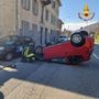 Incidente a Casale Corte Cerro, auto si ribalta e danneggia una tubatura del gas