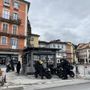 Senza stalli per le moto c’è il parcheggio “fai-da-te” Senza stalli per le moto c’è il parcheggio “fai-da-te”