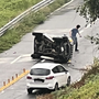 Auto ribaltata ai Tre Ponti a Suna