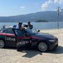 Gettava oggetti pericolosi da un balcone su passanti e turisti: denunciato a Stresa VIDEO