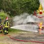 Auto in fiamme sulla SP90 tra Rovegro e Cicogna: intervento dei Vigili del Fuoco
