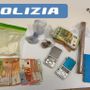 Fuggono all'alt della polizia e gettano la droga dal finestrino: una coppia arrestata per spaccio