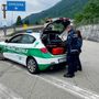 Omegna, auto urta scooter e fugge: ferito un minorenne