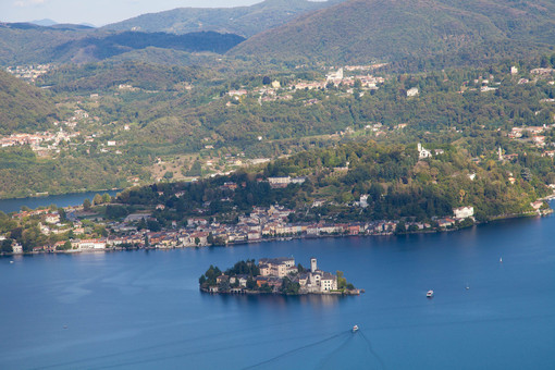 &quot;Un lago di libri&quot;: torna a Orta San Giulio il festival letterario tra arte, natura e parole