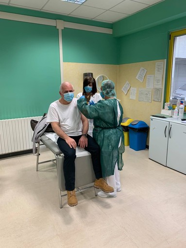 Partita la campagna vaccinale sul personale scolastico del Vco Partita la campagna vaccinale sul personale scolastico del Vco