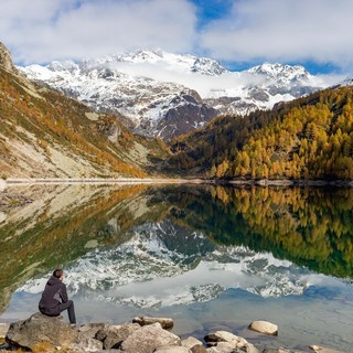 L’autunno accende laghi e valli dell’Ossola: dal foliage al trekking, un mese da vivere all’aperto