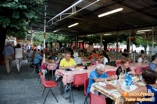 Seconda giornata alla Festa della Lucciola tra rock, musica d'autore e sapori di Sicilia