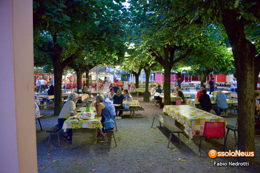 Musica, cucina toscana e divertimento: oggi una nuova giornata alla Festa della Lucciola Musica, cucina toscana e divertimento: oggi una nuova giornata alla Festa della Lucciola