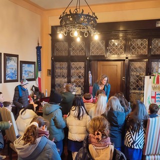 I bambini delle classi quarte di Stresa visitano la mostra sulla storia sciistica del Mottarone