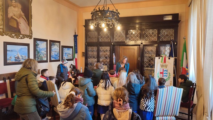 I bambini delle classi quarte di Stresa visitano la mostra sulla storia sciistica del Mottarone I bambini delle classi quarte di Stresa visitano la mostra sulla storia sciistica del Mottarone