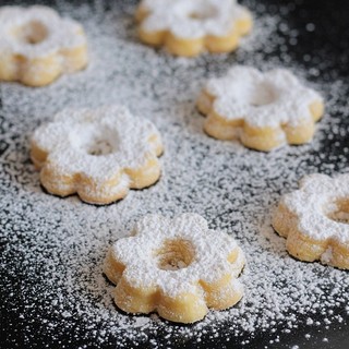 Le Margheritine di Stresa: i biscotti nati per una principessa diventati simbolo del Piemonte Le Margheritine di Stresa: i biscotti nati per una principessa diventati simbolo del Piemonte