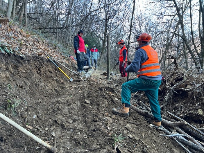 A Omegna i volontari dei quartieri rendono la città più vivibile