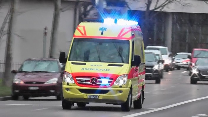 Incidente sul lavoro con una motosega: 18enne in pericolo di vita Incidente sul lavoro con una motosega: 18enne in pericolo di vita