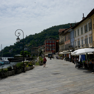 Riprese per uno spot sul lago: senso unico alternato sulla strada di Cannobio