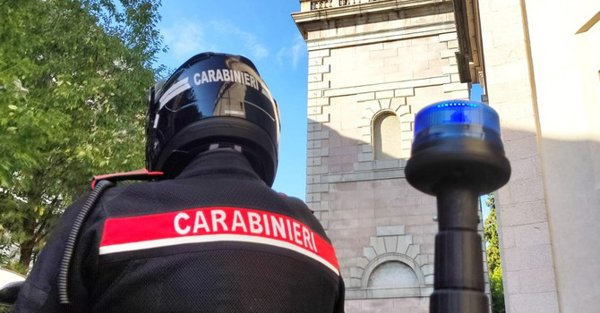 Nascondevano la droga nei boschi: arrestati due giovani spacciatori