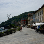 Cannobio, scattano i divieti estivi di circolazione e sosta sul lungolago