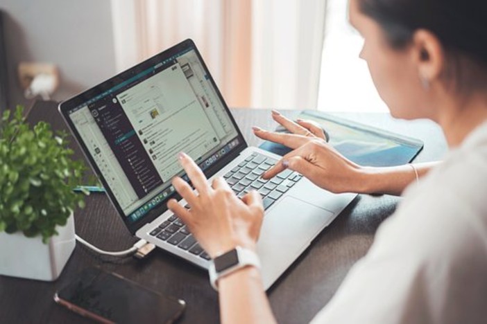Artigianato italiano, la nuova era digitale: boom di estetisti e specialisti IT, crollano i mestieri tradizionali