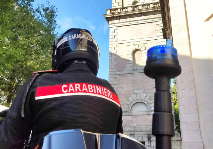 Nascondevano la droga nei boschi: arrestati due giovani spacciatori