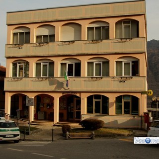 Scontro in consiglio a Casale Corte Cerro: polemiche su rete idrica e variazione di bilancio