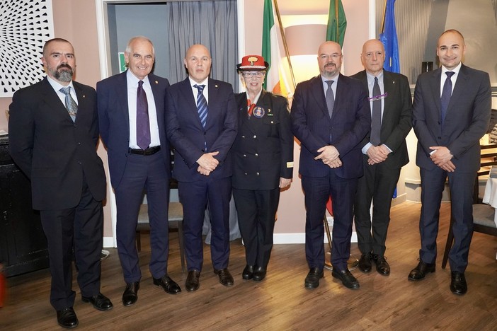 In foto da sx: maggiore Rondano, Nobili, presidente Club Macaluso, Cav. Tagliacollo (ONAOMAC), senatore Borghi, Corti e maggiore Recupero In foto da sx: maggiore Rondano, Nobili, presidente Club Macaluso, Cav. Tagliacollo (ONAOMAC), senatore Borghi, Corti e maggiore Recupero