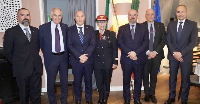 In foto da sx: maggiore Rondano, Nobili, presidente Club Macaluso, Cav. Tagliacollo (ONAOMAC), senatore Borghi, Corti e maggiore Recupero In foto da sx: maggiore Rondano, Nobili, presidente Club Macaluso, Cav. Tagliacollo (ONAOMAC), senatore Borghi, Corti e maggiore Recupero