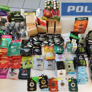 Controlli della polizia nei cannabis shop: nel Vco due denunce e sequestro di prodotti illegali